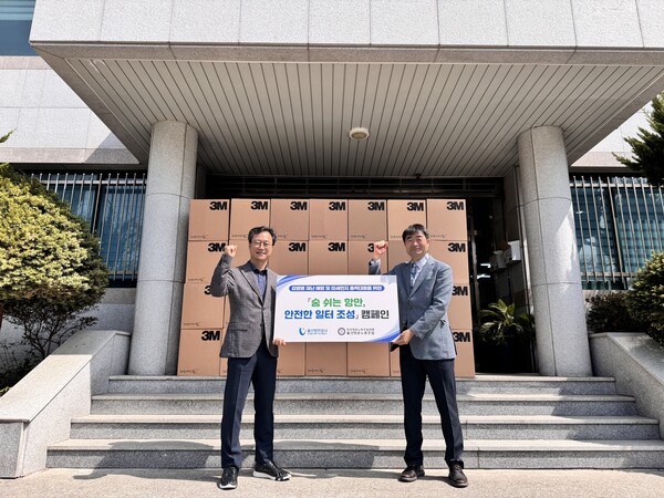 울산항만공사 정순요 운영부사장(왼쪽)과 울산항운노동조합 박규순 위원장이 8일 사고 없는 울산항 조성을 위한 결의를 다짐하고 있다./울산항만공사 