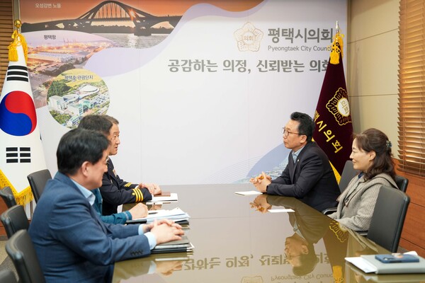 강정구 의장은 맹훈재 신임 평택경찰서장을 접견하여 시민의 안전과 치안 유지를 위한 협력 방안을 논의했다./ 평택시의회 제공