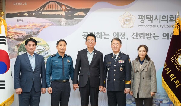 강정구 의장은 "시민들이 안심하고 일상을 보낼 수 있도록 노력해 주시는 경찰관분들의 헌신에 감사드리며, 시민의 생명과 안전을 지키는 데 계속 노력해 주시기 바란다"고 강조했다./ 평택시의회 제공