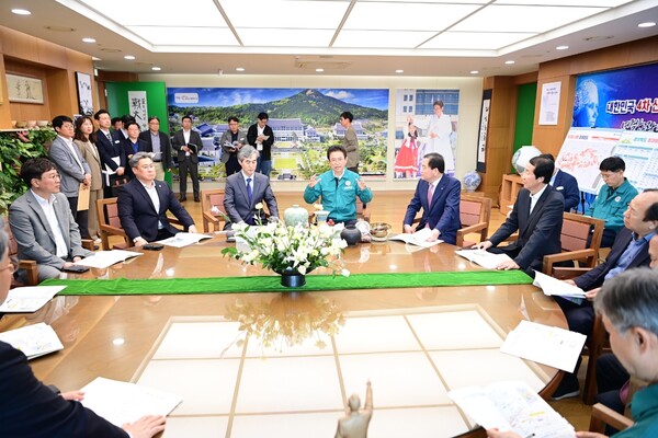 배낙호 김천시장, 경북도청 방문 ‘세일즈 소통 행정’ 펼쳐. 사진=김천시 제공