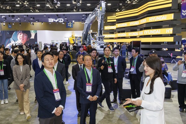 지난 8일 2025 서울모빌리티쇼 HD현대관을 방문한 정기선 HD현대 수석부회장(앞줄 왼쪽)이 차세대 신모델 굴착기에 대한 설명을 듣고 있다./ HD현대사이트솔루션 