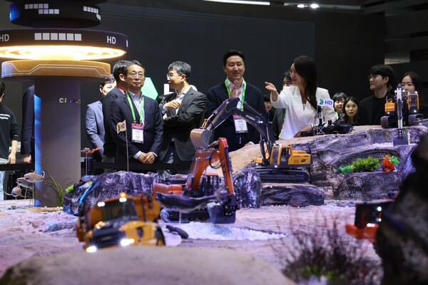 지난 8일 2025 서울모빌리티쇼 HD현대관을 방문한 정기선 HD현대 수석부회장(가운데)이 RC 굴착기 디오라마를 둘러보고 있다./ HD현대사이트솔루션