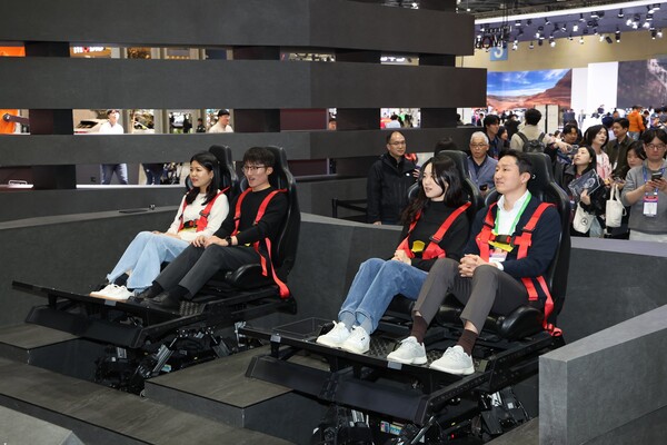 지난 8일 2025 서울모빌리티쇼 HD현대관을 방문한 정기선 HD현대 수석부회장(앞줄 오른쪽)이 4D 라이드를 체험하고 있다./ HD현대사이트솔루션