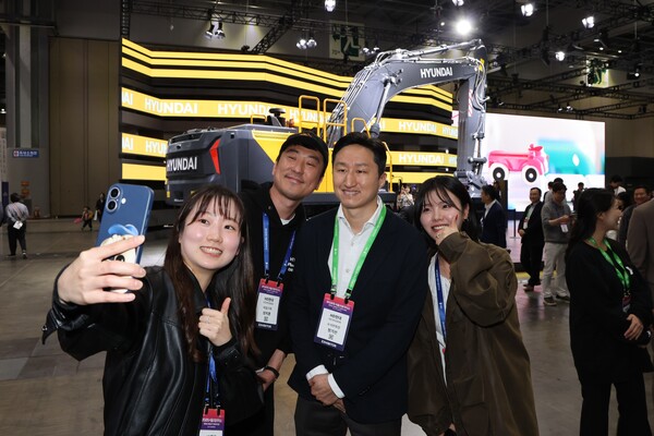 지난 8일 2025 서울모빌리티쇼 HD현대관을 방문한 정기선 HD현대 수석부회장(왼쪽 세 번째)이 직원들과 기념사진을 촬영하고 있다./ HD현대사이트솔루션