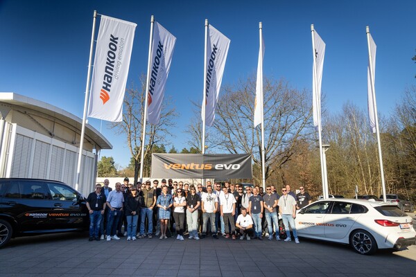 지난 4일(현지시각) 독일 로드가우에 위치한 세귤라 테크놀로지스 테스트 센터에서 열린 ‘벤투스 에보 드라이빙 익스피리언스 2025’ 행사에서 참가자들이 기념 촬영을 하고 있다./ 한국타이어앤테크놀로지