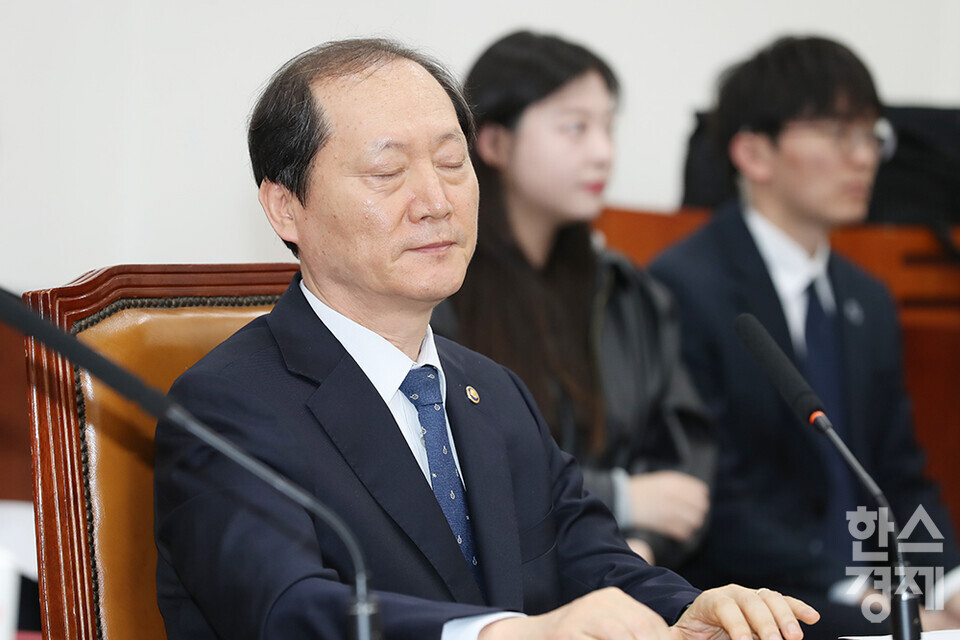 9일 오전 서울 여의도 국회에서 제424회 국회(임시회) 법제사법위원회 제1차 전체회의가 열리고 있다. 이날 헌법재판관 후보자로 지명된 이완규 법제처장이 출석해 생각에 잠겨있다. /최대성 기자 dpdaesung@sporbiz.co.kr 2025.04.09.