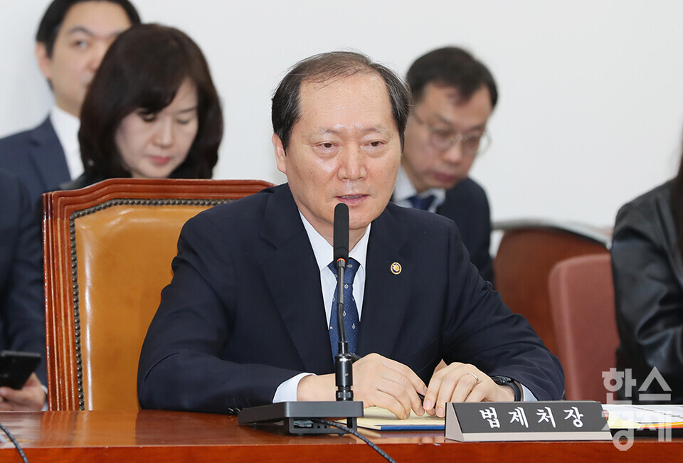 9일 오전 서울 여의도 국회에서 제424회 국회(임시회) 법제사법위원회 제1차 전체회의가 열리고 있다. 이날 헌법재판관 후보자로 지명된 이완규 법제처장이 출석해 의원 질의에 답변하고 있다. /최대성 기자 dpdaesung@sporbiz.co.kr 2025.04.09.