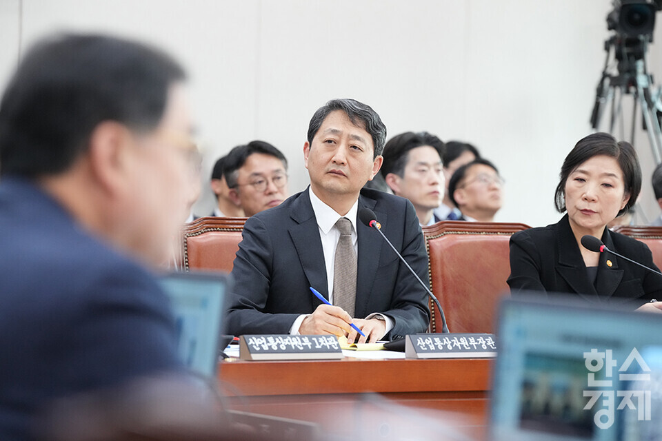 9일 오전 서울 여의도 국회에서 산업통상자원중소벤처기업위원회 전체회의가 열리고 있다. 안덕근 산업통상자원부 장관이 의원 질의를 듣고 있다. /최대성 기자 dpdaesung@sporbiz.co.kr 2025.04.09.