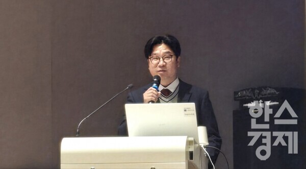 최재호 기업평가본부 기업평가2실장은 9일 오후 '나이스신용평가 크레딧 세미나 2025'에서 LG, 포스코그룹 등 국내 주요 4개 기업이 미국 우선주의와 중국발 공급과잉으로 인해 실적이 둔화할 가능성이 높다고 평가했다. / 사진=신연수 기자