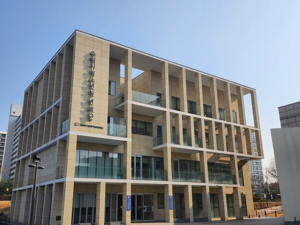 수원시청소년청년재단 무기계약직 노동자들이 ‘제자리걸음’ 중인 임금체계 개선을 촉구하고 나섰다./ 수원시청소년청년재단노동조합 제공