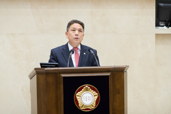 이창식 의원(신봉동·동천동·성복동, 국민의힘)이 수원시가 일방적으로 추진 중인 광교 송전철탑 이설 계획에 대해 강하게 비판하고, 용인시 차원의 적극적인 대응을 촉구하고 나섰다./ 용인특례시의회 제공