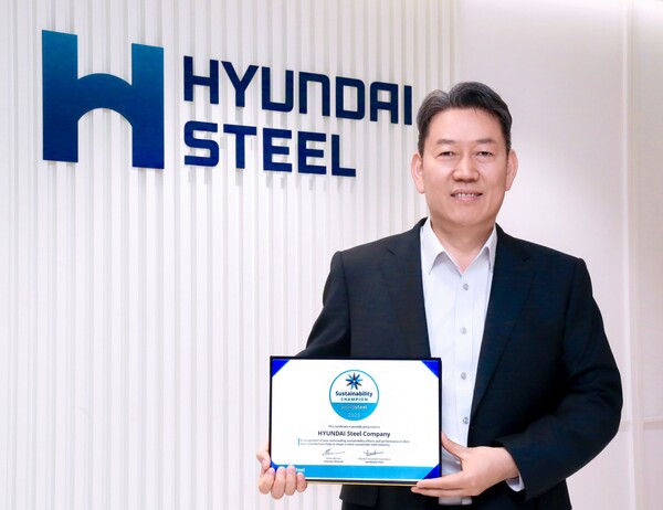 서강현 현대제철 사장이 세계철강협회로부터 수상한 '2025 WSA 지속가능성 챔피언 인증서'를 들고 있다./현대제철