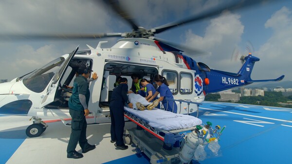 LG전자가 아주대학교병원과 응급의료지원 업무협약을 체결하고 국내 전 사업장에서 중증 응급환자가 발생하면 닥터 헬기로 빠르게 이송할 수 있는 체계를 만들었다. 사진은 아주대학교병원의 닥터 헬기 모습. /LG전자 