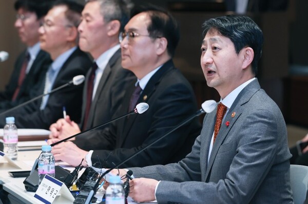 산업통상자원부는 10일 안덕근 장관 주재로 서울 종로구 한국무역보험공사에서 반도체 업계 간담회를 개최했다. /산업통상자원부 