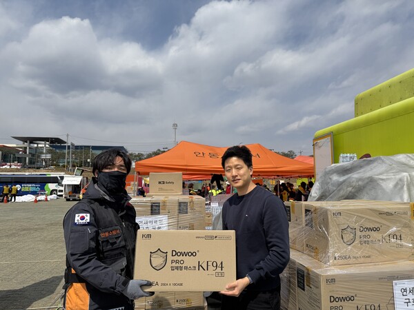 연세의료원 직원이 안동소방서 소방관에게 마스크를 전달하고 있다./연세의료원 제공