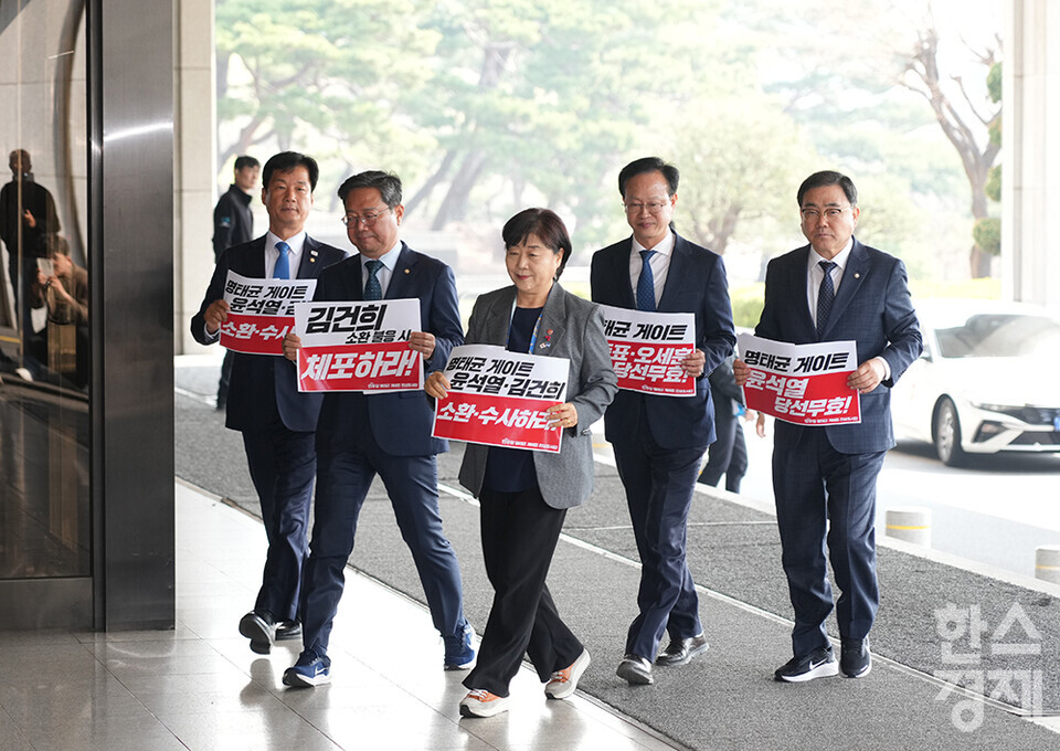 더불어민주당 명태균 게이트 진상조사단 서영교 단장, 김승원, 박균택, 송재봉, 허성무 위원이 10일 오전 서울중앙지검에서 윤석열-김건희 소환 수사 등 명태균 게이트의 철저한 수사를 촉구하는 항의방문을 하고 있다. /최대성 기자 dpdaesung@sporbiz.co.kr 2025.04.10.