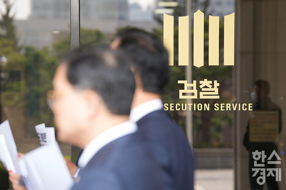 더불어민주당 명태균 게이트 진상조사단 서영교 단장, 김승원, 박균택, 송재봉, 허성무 위원이 10일 오전 서울중앙지검에서 윤석열-김건희 소환 수사 등 명태균 게이트의 철저한 수사를 촉구하는 항의방문을 하고 있다. /최대성 기자 dpdaesung@sporbiz.co.kr 2025.04.10.