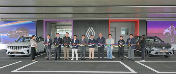 지난 9일 열린 르노코리아 부산 물류센터 고객 출고장 개관식에서 스테판 드블레즈 르노코리아 사장(왼쪽서 여섯 번째)을 비롯한 내빈들이 기념사진을 촬영하고 있다./ 르노코리아