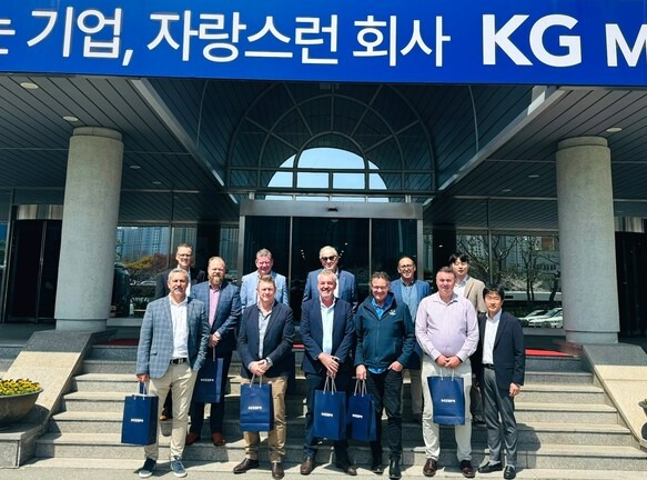 K﻿G모빌리티 호주 딜러들이 본사 방문 기념 촬영을 하고 있다./ K﻿G모빌리티