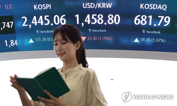 10일 코스피가 관세 유예 소식에 반등하며 전 거래일 대비 151.36포인트(6.60%) 오른 2445.06에 거래를 마쳤다. /연합뉴스