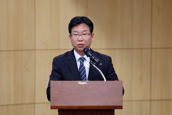 박병규 청장이 시민이 참여한 사회적 대화를 담은 광산구녹서를 설명하고 있다. /사진=광산구