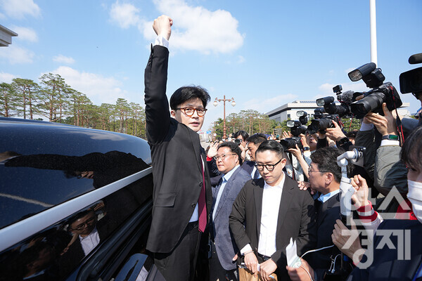 한동훈 전 국민의힘 대표가 10일 오후 서울 여의도 국회 분수대 앞에서 21대 대통령 출마 선언을 한 후 차에 오르기 전 지지자들에게 인사를 하고 있다. 사진=최대성 기자 dpdaesung@sporbiz.co.kr