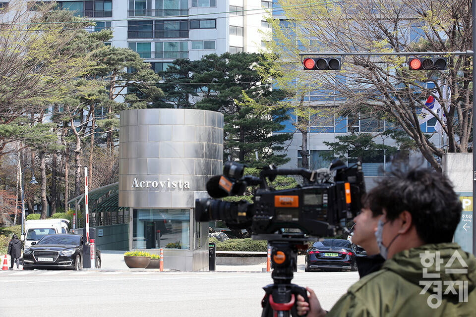 윤석열 전 대통령 관저 퇴거 하루 전날인 10일 오후 서울 서초동에 위치한 아크로비스타 사저 앞에 취재진이 대기하고 있다. /최대성 기자 dpdaesung@sporbiz.co.kr 2025.04.10.
