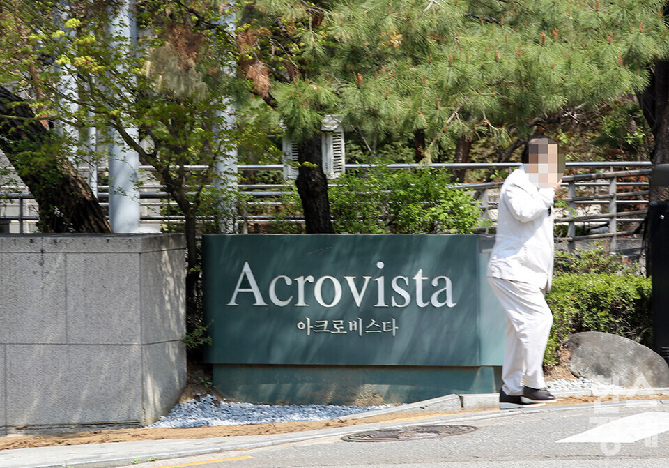 윤석열 전 대통령 관저 퇴거 하루 전날인 10일 오후 서울 서초동에 위치한 아크로비스타 사저 앞에 취재진이 대기하고 있다. /최대성 기자 dpdaesung@sporbiz.co.kr 2025.04.10.