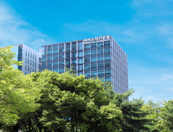 이지스자산운용은 영남지역 대형 산불 피해 복구를 위해 1억원의 성금을 서울 사회복지공동모금회에 전달했다. /이지스자산운용 제공