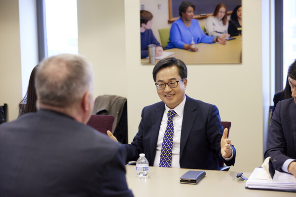 김동연 경기도지사가 미국 방문 이틀째인 10일(현지시간) 오후, 미시간대학교 포드스쿨에서 스티브 비건 전 미국 국무부 부장관을 만나 자동차 산업과 관련된 통상 이슈 및 한미 간 경제협력 방안을 논의했다./ 경기도 제공