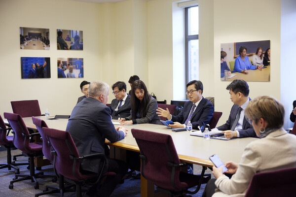 김 지사가 직전 회동이었던 그레첸 휘트머 미시간 주지사와의 논의 결과를 설명하자, 비건 전 부장관은 “경기도와 미시간이 협력할 경우 세계 유수의 자동차 기업들의 입장을 대변할 수 있을 것”이라고 평가했다./ 경기도 제공