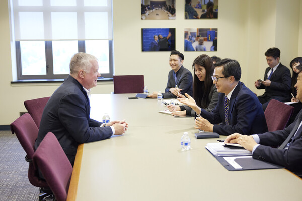김 지사가 현재 북미 관계에 대한 평가를 요청하자 비건 전 부장관은 “김정은 북한 국무위원장이 한국 새 정부와 소통하려 할지는 의문”이라며 “북한의 태도 변화는 러시아-우크라이나 전쟁이나 미중 갈등 등 국제정세 변화에 달려 있다”고 분석했다./ 경기도 제공