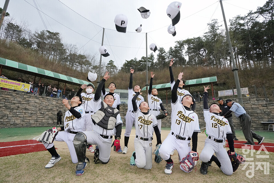 12일 충청남도 서천군 레포츠공원 야구장에서 한국스포츠경제와 한스경제가 주최하고 대한유소년야구연맹이 주관하는 '제9회 한국컵 전국유소년아구대회'가 열렸다. 유소년(백호)리그 천안시 유소년야구단이 서천군과의 개막 경기서 8-0으로 완승을 거둔 후 그라운드에서 세리머니를 하고 있다. /서천=최대성 기자 dpdaesung@sporbiz.co.kr 2025.04.12.