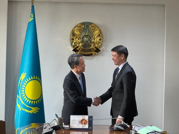 진옥동 신한금융그룹 회장이 누를란 압드라흐마노프(Nurlan Abdrakhmanov) 카자흐스탄 금융감독원 은행 담당 수석부원장을 만나 인사를 나누고 있다. / 신한금융그룹 제공