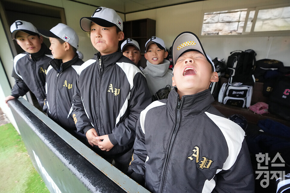 14일 충청남도 서천군 레포츠공원 야구장에서 한국스포츠경제와 한스경제가 주최하고 대한유소년야구연맹이 주관하는 '제9회 한국컵 전국유소년아구대회'가 열렸다. 유소년(청룡)리그 그룹B 아산시 유소년야구단 선수가 남양주야놀과의 경기서 응원을 하고 있다. /서천=최대성 기자 dpdaesung@sporbiz.co.kr 2025.04.14.