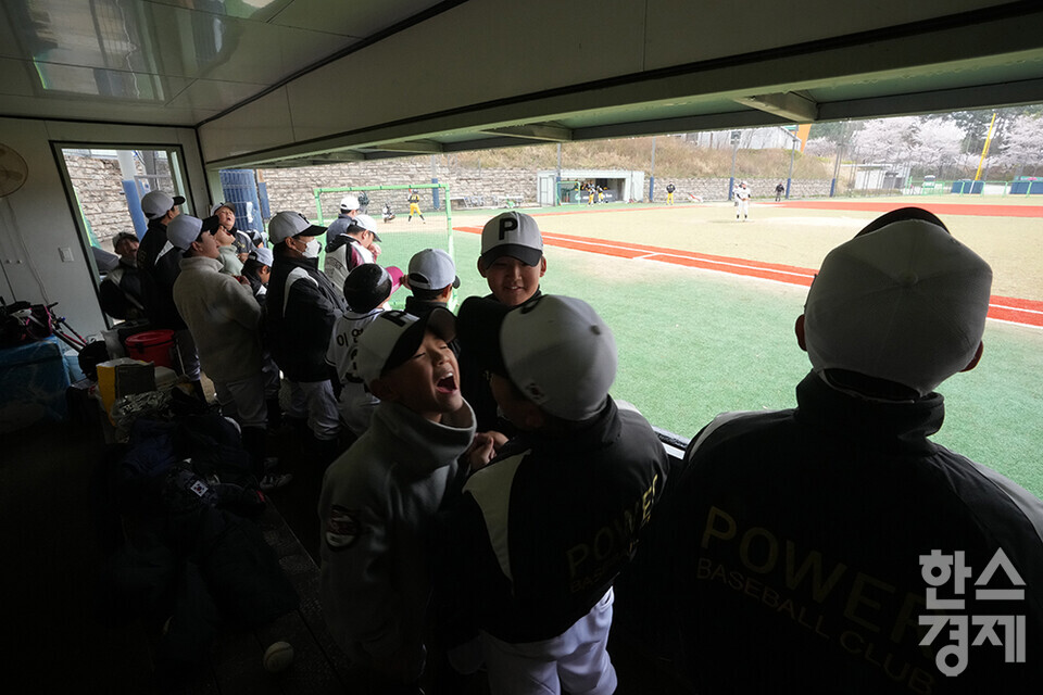 14일 충청남도 서천군 레포츠공원 야구장에서 한국스포츠경제와 한스경제가 주최하고 대한유소년야구연맹이 주관하는 '제9회 한국컵 전국유소년아구대회'가 열렸다. 유소년(청룡)리그 그룹B 아산시 유소년야구단 선수가 남양주야놀과의 경기서 응원을 하고 있다. /서천=최대성 기자 dpdaesung@sporbiz.co.kr 2025.04.14.