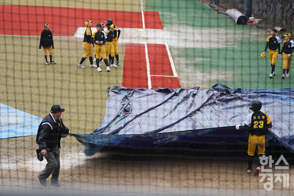 14일 충청남도 서천군 레포츠공원 야구장에서 한국스포츠경제와 한스경제가 주최하고 대한유소년야구연맹이 주관하는 '제9회 한국컵 전국유소년아구대회'가 열렸다. 이날 우천으로 경기가 중단돼 관계자들이 방수포를 덮고 있다. /서천=최대성 기자 dpdaesung@sporbiz.co.kr 2025.04.14.