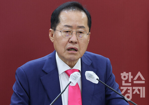 홍준표 대구시장이 10일 대구시의회에서 퇴임 인사를 하고 있다. 사진=연합뉴스