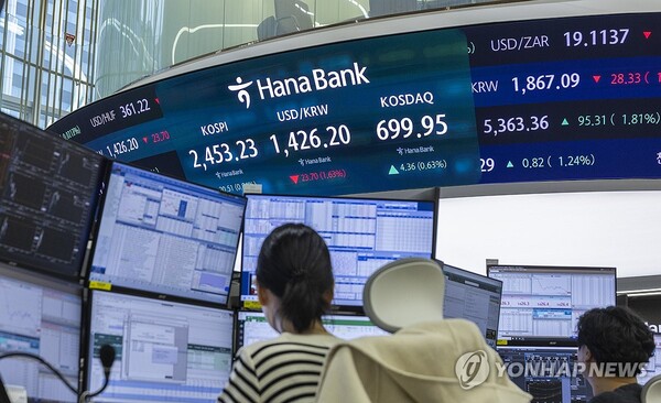 14일 미국 트럼프 행정부의 관세 정책에 대한 우려가 일부 완화되자 코스피와 코스닥 모두 상승 마감했다. 이날 코스피 지수는 전장보다 23.17포인트(0.95%) 오른 2,455.89이다. /연합뉴스 제공