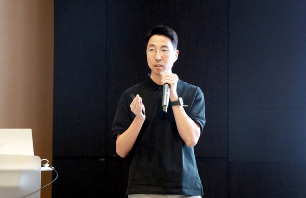 김민표 두산로보틱스 대표가 14일 전 임직원들이 모인 타운홀 미팅 자리에서 회사의 방향성과 비전에 대해 공유하고 있다./두산