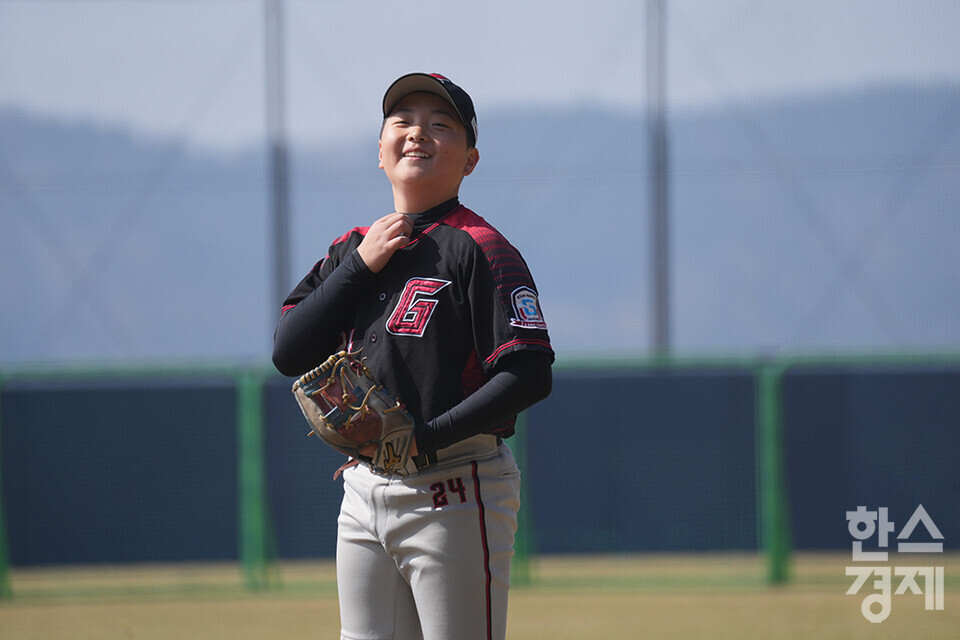 15일 충청남도 서천군 레포츠공원야구장에서 한국스포츠경제와 한스경제가 주최하고 대한유소년야구연맹이 주관하는 '제9회 한국컵 전국유소년아구대회'가 열렸다. 유소년(청룡)리그 일산자이언츠 유소년야구단 선발 문하윤 선수가 남양주야놀과의 준결승전서 투구를 앞두고 숨을 고르고 있다. /서천=최대성 기자 dpdaesung@sporbiz.co.kr 2025.04.15.