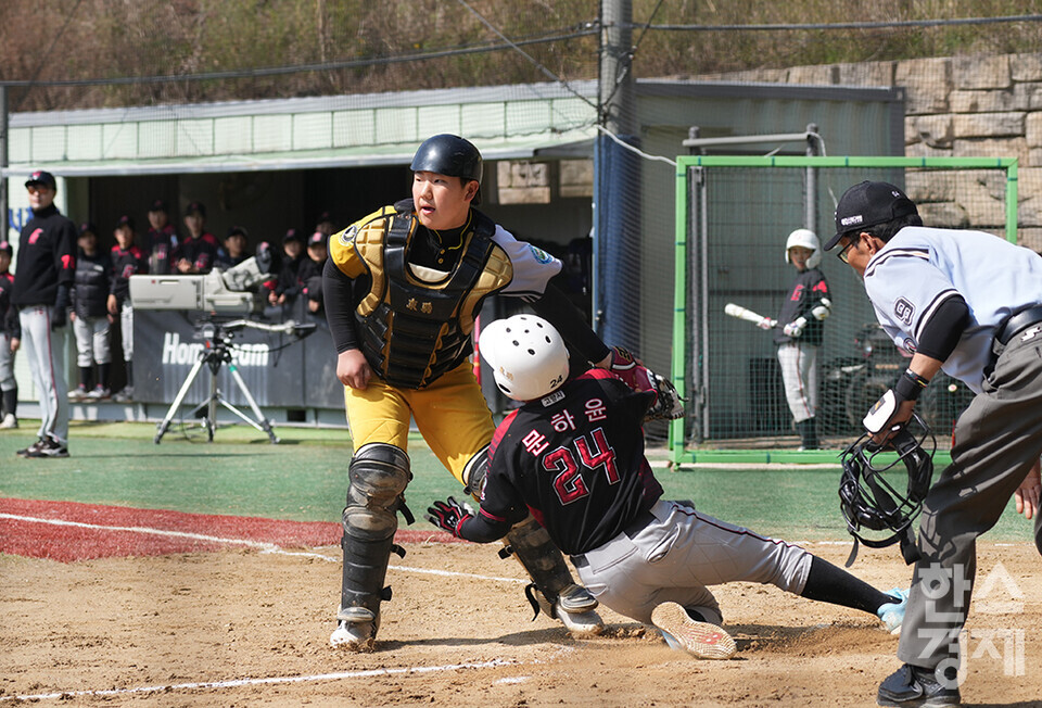 15일 충청남도 서천군 레포츠공원야구장에서 한국스포츠경제와 한스경제가 주최하고 대한유소년야구연맹이 주관하는 '제9회 한국컵 전국유소년아구대회'가 열렸다. 유소년(청룡)리그 일산자이언츠 유소년야구단 문하윤 선수가 남양주야놀과의 준결승전 6회초 홈에서 태그 아웃당하고 있다. /서천=최대성 기자 dpdaesung@sporbiz.co.kr 2025.04.15.