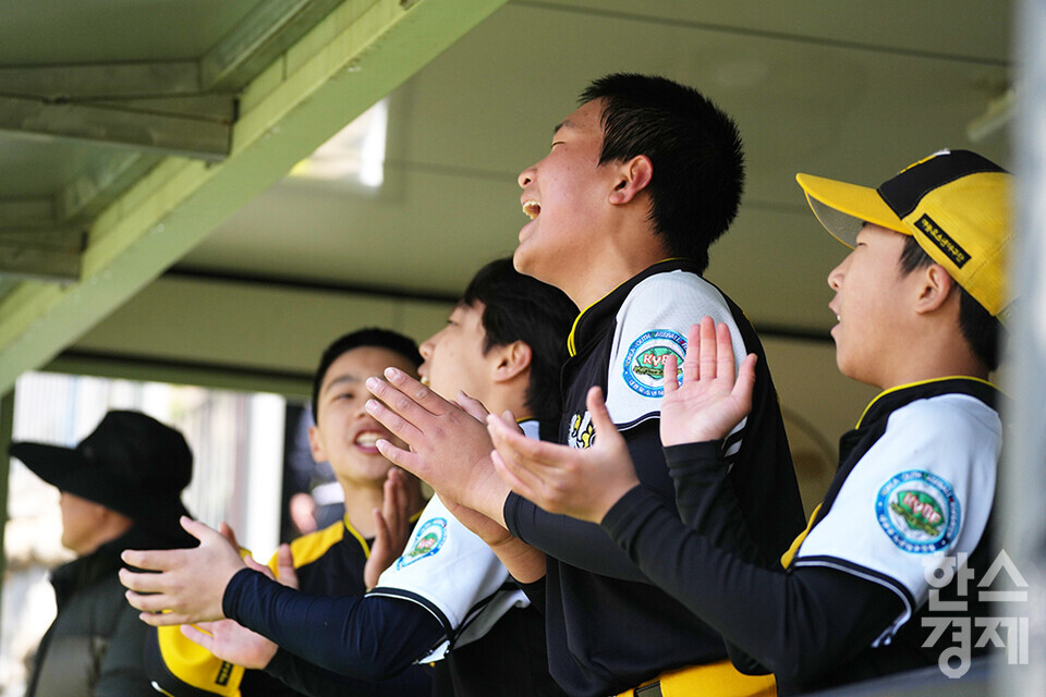 15일 충청남도 서천군 레포츠공원야구장에서 한국스포츠경제와 한스경제가 주최하고 대한유소년야구연맹이 주관하는 '제9회 한국컵 전국유소년아구대회'가 열렸다. 유소년(청룡)리그 남양주야놀 유소년야구단 선수들이 일산자이언츠와의 준결승전서 열띤 응원을 펼치고 있다. /서천=최대성 기자 dpdaesung@sporbiz.co.kr 2025.04.15.