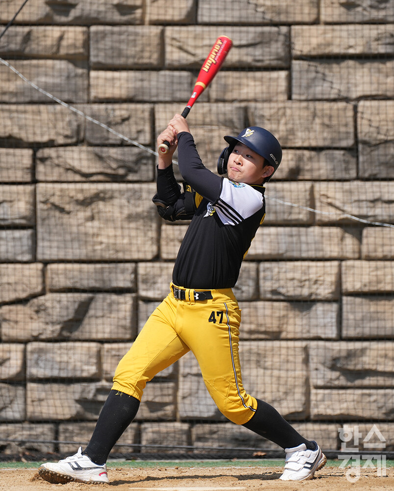 15일 충청남도 서천군 레포츠공원야구장에서 한국스포츠경제와 한스경제가 주최하고 대한유소년야구연맹이 주관하는 '제9회 한국컵 전국유소년아구대회'가 열렸다. 유소년(청룡)리그 남양주야놀 유소년야구단 이새찬 선수가 일산자이언츠와의 준결승전 6회말 2사 만루 상황서 끝내기 안타를 치고 있다. /서천=최대성 기자 dpdaesung@sporbiz.co.kr 2025.04.15.