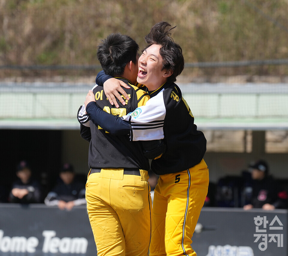 15일 충청남도 서천군 레포츠공원야구장에서 한국스포츠경제와 한스경제가 주최하고 대한유소년야구연맹이 주관하는 '제9회 한국컵 전국유소년아구대회'가 열렸다. 유소년(청룡)리그 남양주야놀 유소년야구단 이새찬 선수가 일산자이언츠와의 준결승전 6회말 2사 만루 상황서 끝내기 안타를 친 후 동료들과 기쁨을 나누고 있다. /서천=최대성 기자 dpdaesung@sporbiz.co.kr 2025.04.15.