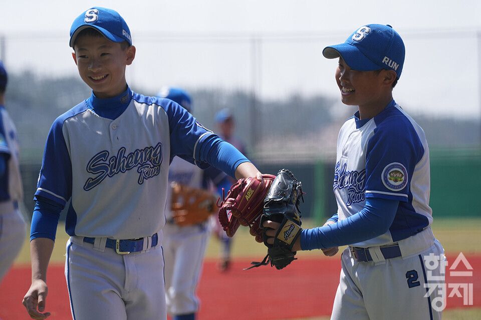 15일 충청남도 서천군 레포츠야구장에서 한국스포츠경제와 한스경제가 주최하고 대한유소년야구연맹이 주관하는 '제9회 한국컵 전국유소년아구대회'가 열렸다. 유소년(청룡)리그 시흥시 유소년야구단 강건 선수(오른쪽)가 아산시와의 준결승전 1회초 2사 만루 위기를 무실점으로 막아낸 후 기뻐하고 있다. /서천=최대성 기자 dpdaesung@sporbiz.co.kr 2025.04.15.