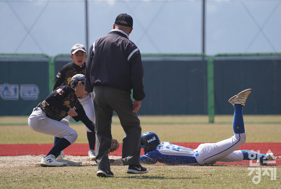 15일 충청남도 서천군 레포츠야구장에서 한국스포츠경제와 한스경제가 주최하고 대한유소년야구연맹이 주관하는 '제9회 한국컵 전국유소년아구대회'가 열렸다. 유소년(청룡)리그 시흥시 유소년야구단 최수영 선수가 아산시와의 준결승전 2회말 무사 1루 상황서 2루로 슬라이딩 하고  있다. /서천=최대성 기자 dpdaesung@sporbiz.co.kr 2025.04.15.