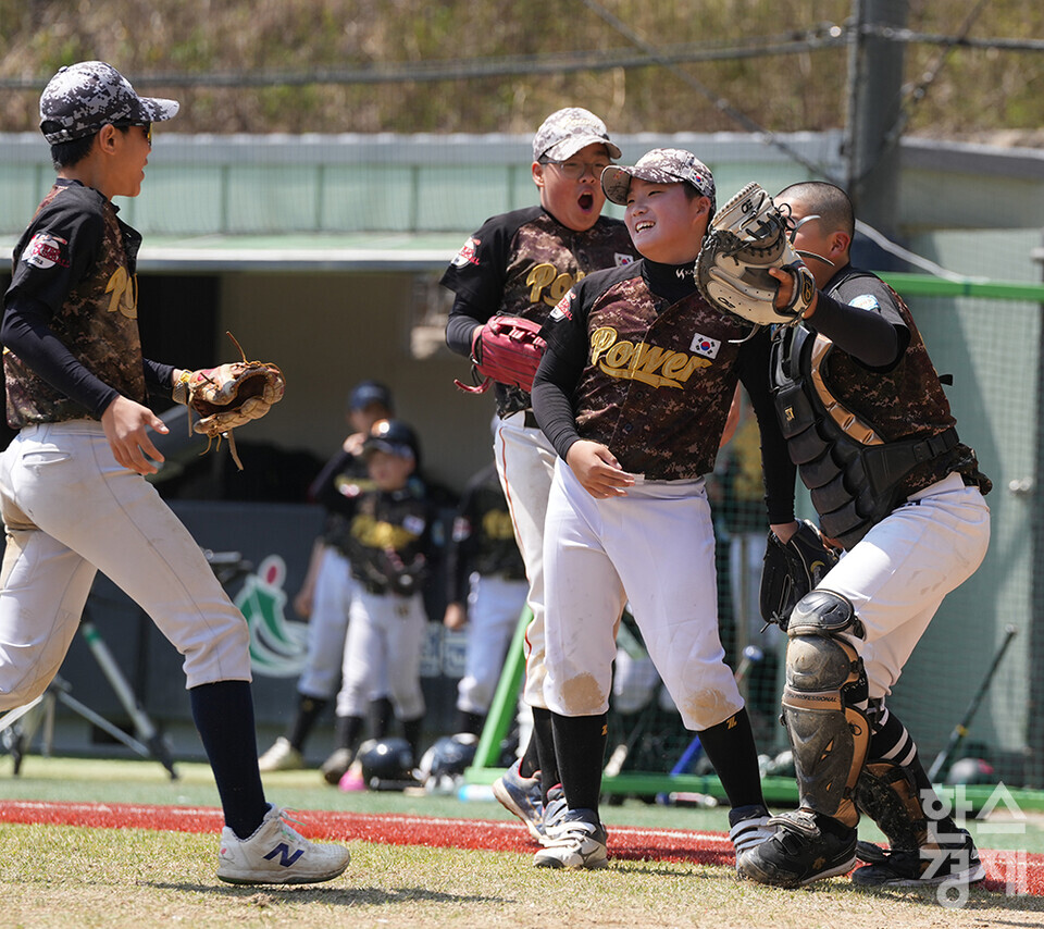 15일 충청남도 서천군 레포츠야구장에서 한국스포츠경제와 한스경제가 주최하고 대한유소년야구연맹이 주관하는 '제9회 한국컵 전국유소년아구대회'가 열렸다. 유소년(청룡)리그 아산시 유소년야구단 선수들이 시흥시와의 준결승전서 2-1로 승리가 확정되자 환호하고 있다. /서천=최대성 기자 dpdaesung@sporbiz.co.kr 2025.04.15.