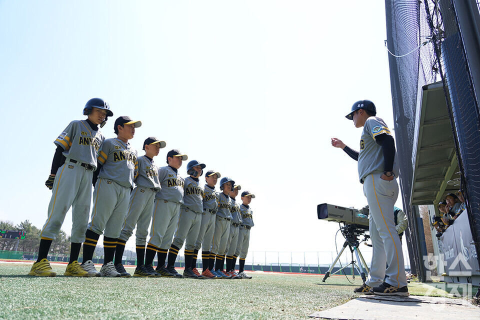 15일 충청남도 서천군 레포츠야구장에서 한국스포츠경제와 한스경제가 주최하고 대한유소년야구연맹이 주관하는 '제9회 한국컵 전국유소년아구대회'가 열렸다. 꿈나무(청룡)리그 안양시 유소년야구단 선수들이 송파구와의 결승전을 앞두고 남성호 감독의 이야기를 듣고 있다. /서천=최대성 기자 dpdaesung@sporbiz.co.kr 2025.04.15.