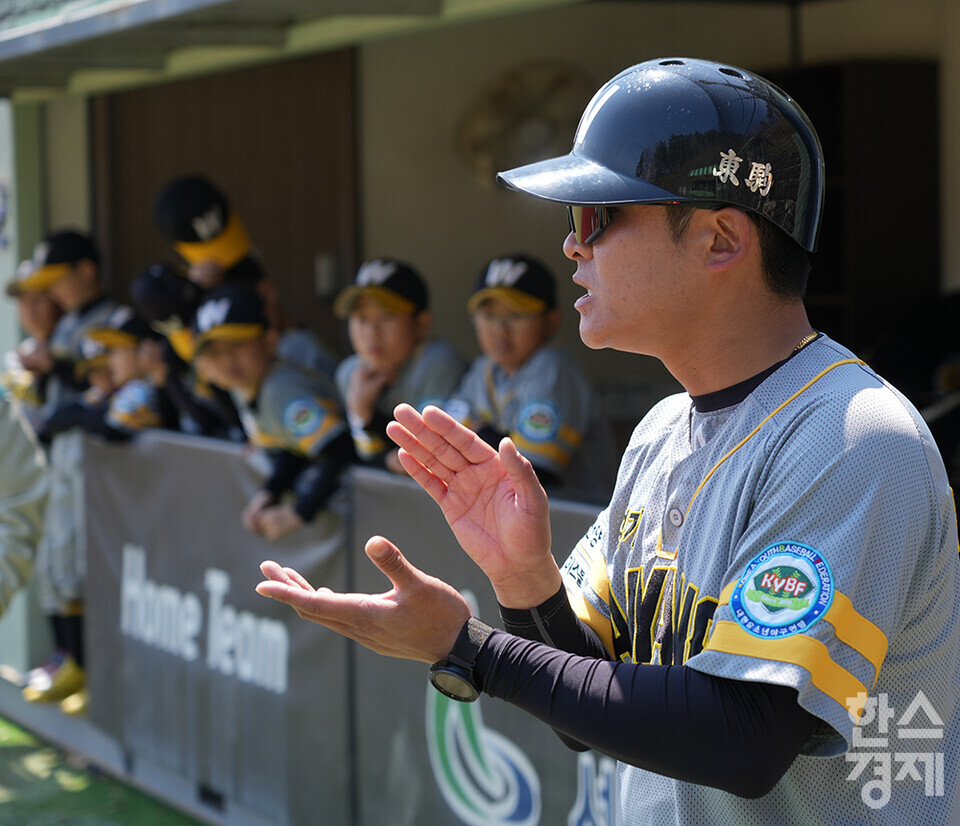 15일 충청남도 서천군 레포츠야구장에서 한국스포츠경제와 한스경제가 주최하고 대한유소년야구연맹이 주관하는 '제9회 한국컵 전국유소년아구대회'가 열렸다. 꿈나무(청룡)리그 안양시 유소년야구단 남성호 감독이 송파구와의 결승전을 앞두고 선수들을 독려하고 있다. /서천=최대성 기자 dpdaesung@sporbiz.co.kr 2025.04.15.